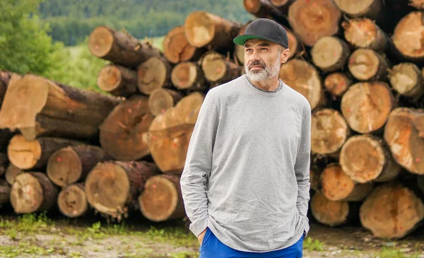 Portret Van Een Knappe Man Met Baard Houten Achtergrond Buiten — Stockfoto