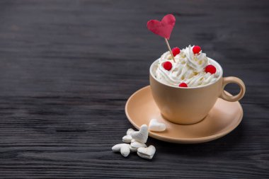 Süslü bir fincan kahve. Şekerleme, krema, böğürtlen.