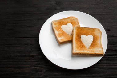 Kadehler, içinde bir kalp olduğunu gösterir. Sevgililer Günü konseptim ol.