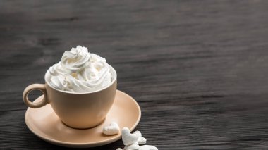  Süslü bir fincan kahve. Şekerleme, krema, böğürtlen.