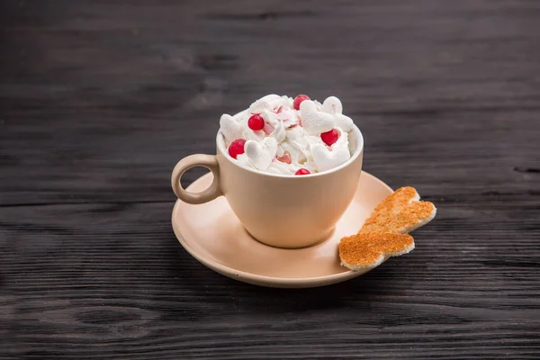 Чашка Кофе Декором Маршмеллоу Сливки Ягоды — стоковое фото