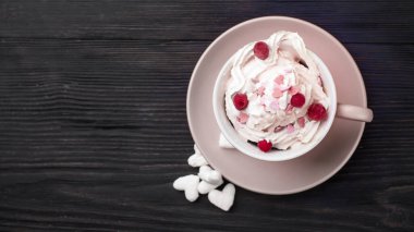 Süslü bir fincan kahve. Şekerleme, krema, böğürtlen.