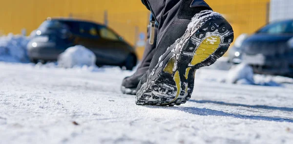 Botas Invierno Masculinas Femeninas Caminando Por Camino Cubierto Nieve —  Fotos de Stock