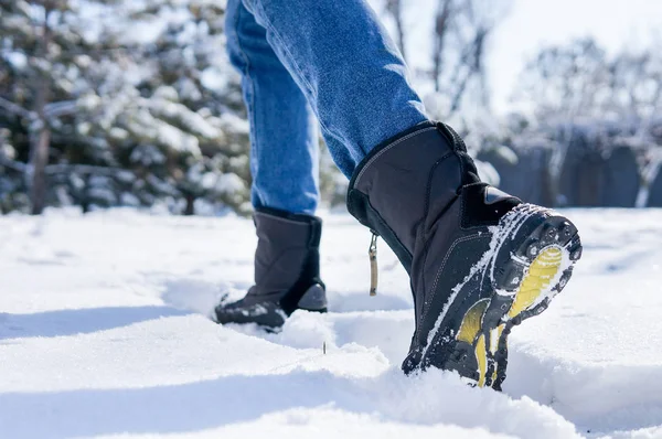 Bottes Hiver Homme Femme Marchant Sur Route Enneigée — Photo