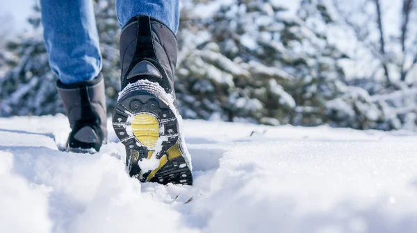 Männliche Oder Weibliche Winterstiefel Auf Verschneiter Schneeglätte — Stockfoto