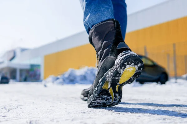 Botas Invierno Masculinas Femeninas Caminando Por Camino Cubierto Nieve —  Fotos de Stock