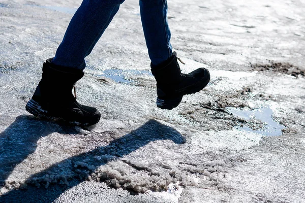 Stiefel Für Männliche Oder Weibliche Winterbeine Auf Schneebedeckter Straße — Stockfoto