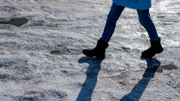 Stiefel Für Männliche Oder Weibliche Winterbeine Auf Schneebedeckter Straße — Stockfoto