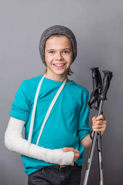Netter Kleiner Skifahrer Mit Gebrochenem Arm Lustig Lächelnd Vor Vorfreude — Stockfoto
