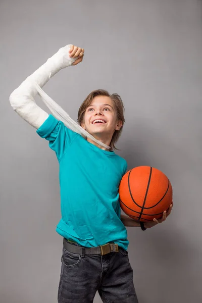 Rolig Pojke Med Bruten Arm Processen För Återhämtning Glatt Leende — Stockfoto