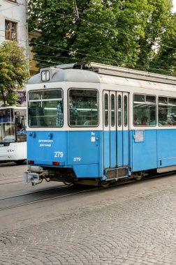 Vinnitsa, Ukrayna - 21 Nisan 2020: Ukrayna 'nın Ukrayna caddesinde bir tramvay.