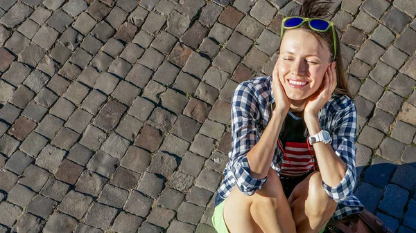 Young Woman Sitting Paving Stones Enjoying Sunshine Listening Music Tourist — Stock Photo, Image