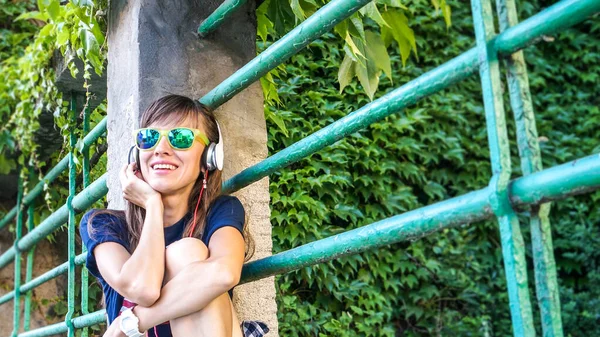 Mooie Kaukasische Vrouw Portret Luisteren Naar Muziek Wearig Casual Kleding — Stockfoto