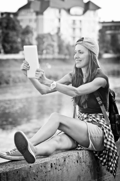 Parkta Tablet Bilgisayarı Olan Genç Bir Kadın — Stok fotoğraf