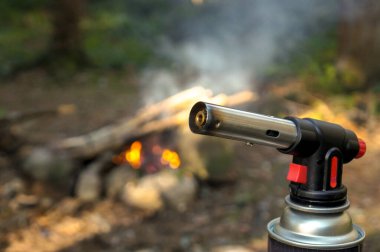 Ormandaki şenlik ateşinin üzerinde kamp ateşi yakar.