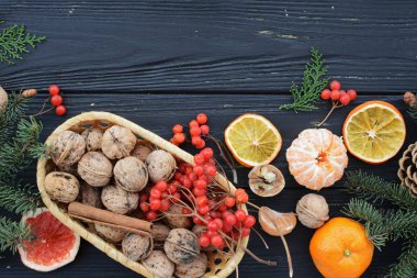 Siyah ahşap bir masa üzerinde Noel süsleri