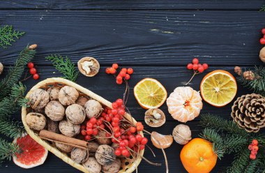 Siyah ahşap bir masa üzerinde Noel süsleri