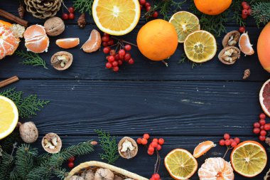 Siyah ahşap bir masa üzerinde Noel süsleri