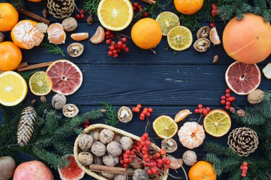 Siyah ahşap bir masa üzerinde Noel süsleri