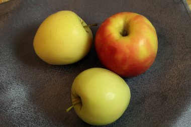 Yemek pişirmek için sebzeler ve bayram için limon, kırmızı ve sarı biber, soğan, kırmızı ve beyaz elma, patlıcan masada.