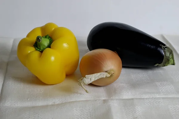 Warzywa Gotowania Wakacje Cytryna Czerwona Żółta Papryka Cebula Czerwone Białe — Zdjęcie stockowe
