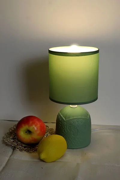 Ev eşyaları, vazolar, biblolar, mumlar, halatlar, kalemler ve fırçalar, masajcılar, lambalar, çiçekli vazolar, perdeler.