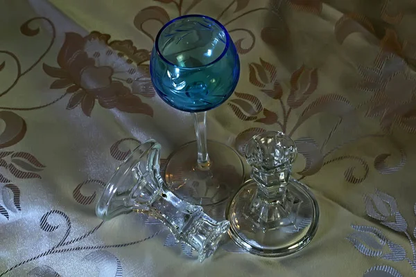 Set Bicchieri Piatti Cristallo Con Diversi Colori Verde Blu Bicchieri — Foto Stock