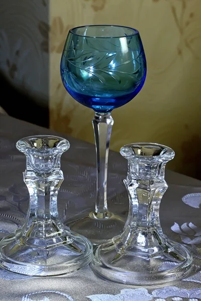 Glas Und Kristallgeschirr Verschiedenen Farben Grün Blau Transparente Weingläser Und — Stockfoto