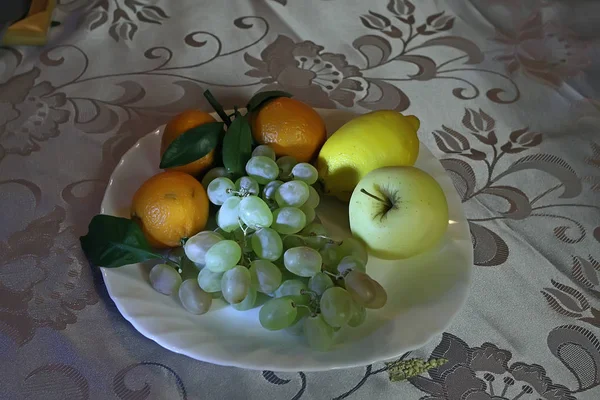 Festive Plate Apples Tangerines Grapes Bananas Wine Glasses Table — ストック写真