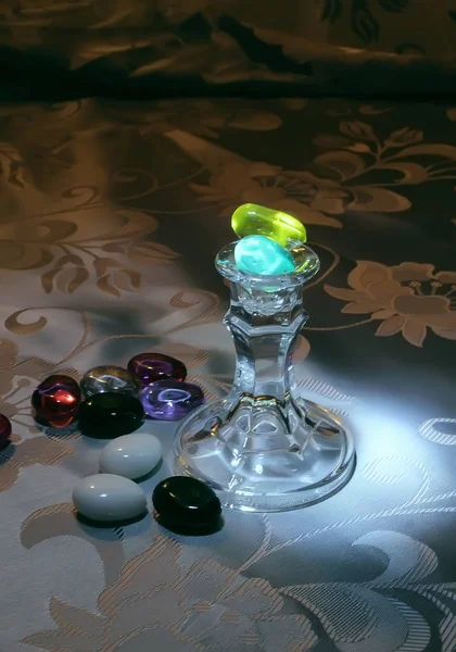 Набір Скляних Кристалічних Посуду Різними Кольорами Зелений Синій Прозорі Келихи — стокове фото