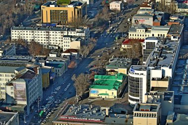 Göl manzaralı şehir panoraması, idari, konut, kamusal, dini, spor tesisleri ve çevre düzenlemeli otoyollar