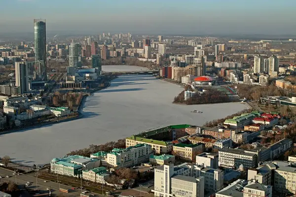 城市全景 可以看到池塘 体育设施和有景观的公路 — 图库照片