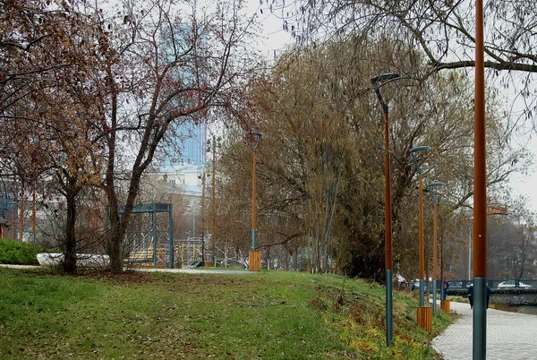 Desenvolvimento Urbano Edifícios Administrativo Religioso Formas Arquitetônicas Pequenas Plantações Parque — Fotografia de Stock