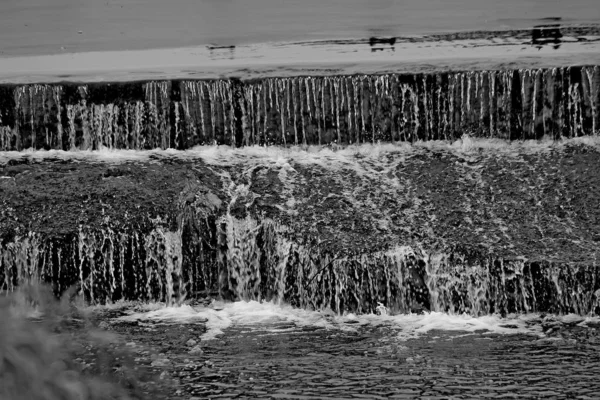 Cachoeira Tecnológica Urbana Combinada Com Design Com Várias Gotas Com — Fotografia de Stock