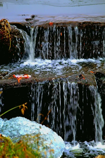 Cachoeira Tecnológica Urbana Combinada Com Design Com Várias Gotas Com — Fotografia de Stock