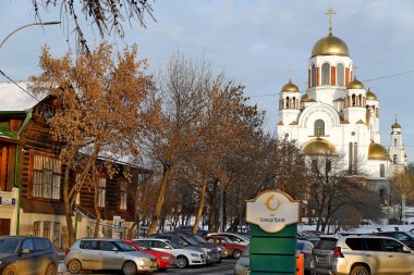 Yüksek binalar, idari binalar, dini binalar, eğlence tesisleri, spor tesisleri, konut binaları, bina ve ağaç parçalarıyla dolu göl manzaralı şehir gelişimi