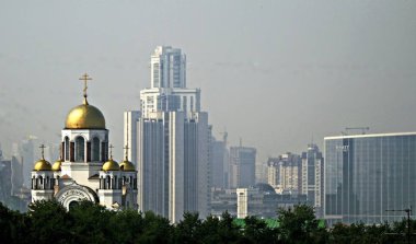 Kentsel gelişim ve göl manzarası; yüksek binalar, dini, görkemli, spor ve konut binaları, çeşmeler ve ağaçlar.