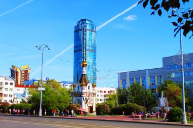 Kentsel gelişim ve göl manzarası; yüksek binalar, dini, görkemli, spor ve konut binaları, çeşmeler ve ağaçlar.