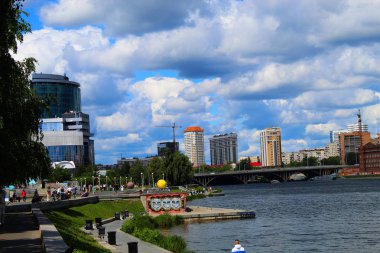 Kentsel gelişim ve göl manzarası; yüksek binalar, dini, görkemli, spor ve konut binaları, çeşmeler ve ağaçlar.