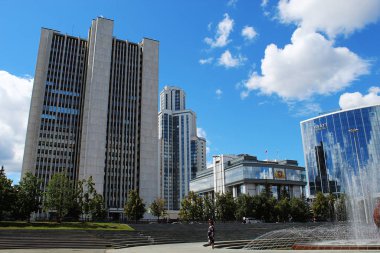 Kentsel gelişim ve göl manzarası; yüksek binalar, dini, görkemli, spor ve konut binaları, çeşmeler ve ağaçlar.