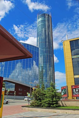 Kentsel gelişim ve göl manzarası; yüksek binalar, dini, görkemli, spor ve konut binaları, çeşmeler ve ağaçlar.