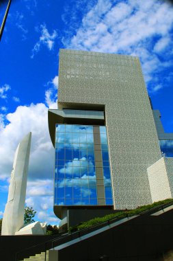 Kentsel gelişim ve göl manzarası; yüksek binalar, dini, görkemli, spor ve konut binaları, çeşmeler ve ağaçlar.