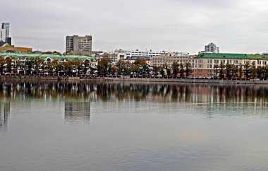 Kentsel gelişim ve göl manzarası; yüksek binalar, dini, görkemli, spor ve konut binaları, çeşmeler ve ağaçlar.