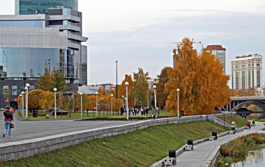 Kentsel gelişim ve göl manzarası; yüksek binalar, dini, görkemli, spor ve konut binaları, çeşmeler ve ağaçlar.