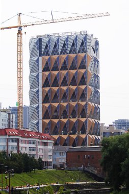 Şehirde çok katlı bir bina inşa ediliyor.