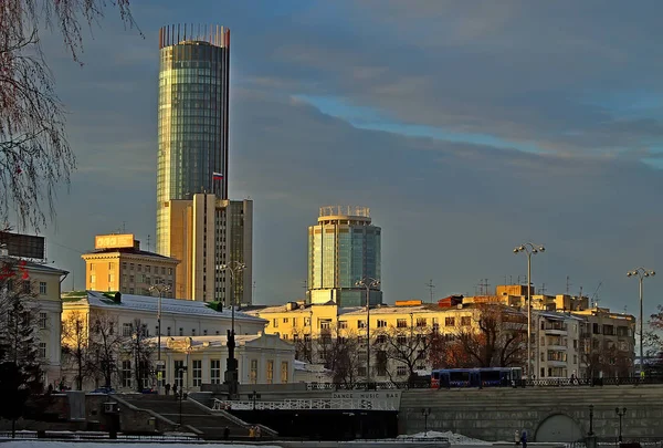 Urbanización Con Panorama Del Estanque Con Edificios Gran Altura Edificios — Foto de Stock