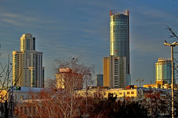 Desenvolvimento Urbano Com Panorama Lagoa Com Edifícios Altos Edifícios Administrativos — Fotografia de Stock