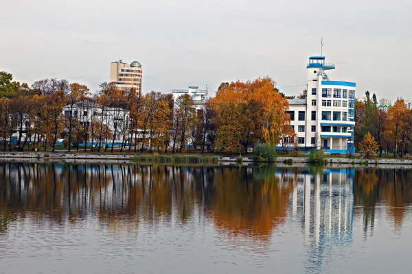 城市发展和高层行政 体育和住宅建筑 喷泉和树木的池塘全景 — 图库照片