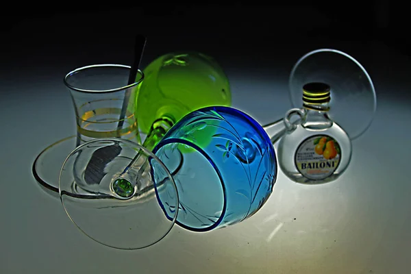 Bicchieri Vino Vetro Oggetti Cristallo Con Verde Blu Colore Trasparente — Foto Stock