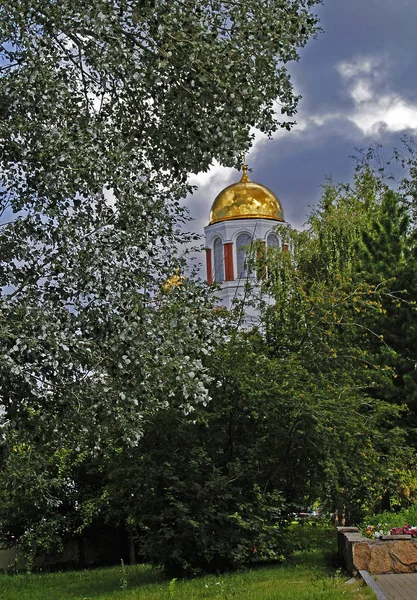 Městský Rozvoj Panoramatem Rybníka Výškovými Budovami Administrativními Budovami Náboženskými Budovami — Stock fotografie